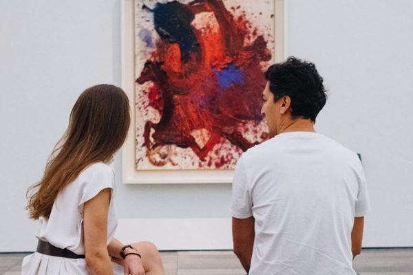 Couple_admiring_picture_Abu_Dhabi_Louvre